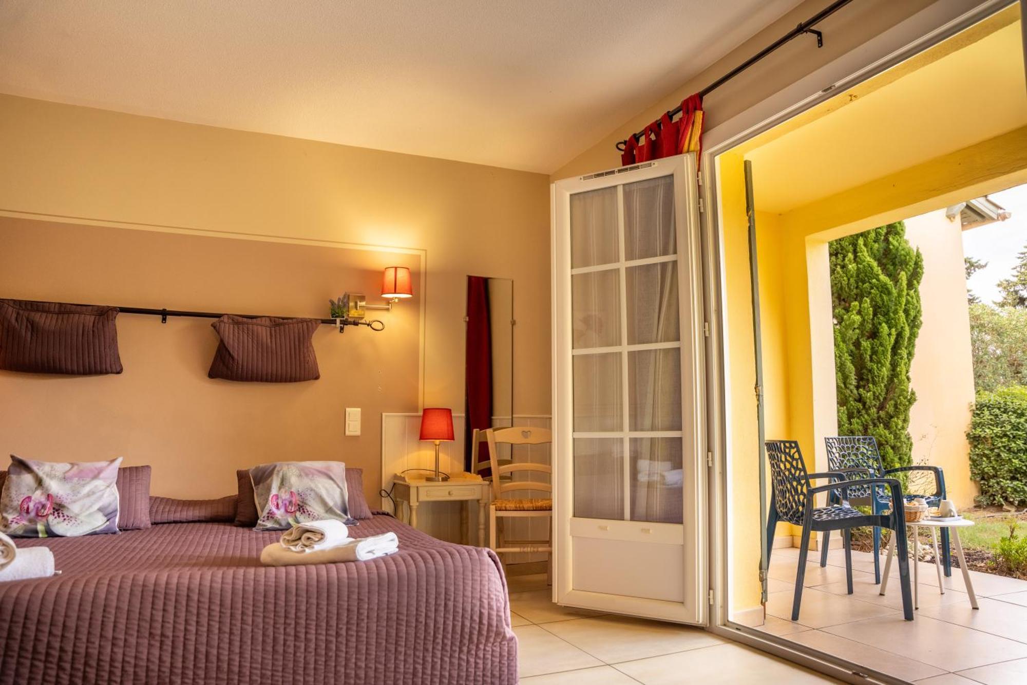 Logis Hotel Des Granges Arles Esterno foto