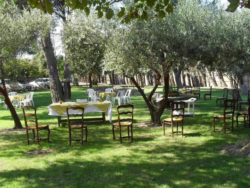 Logis Hotel Des Granges Arles Esterno foto