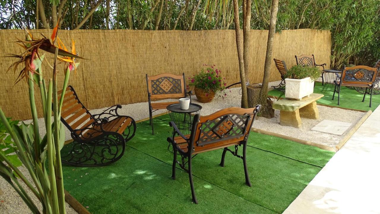 Logis Hotel Des Granges Arles Esterno foto